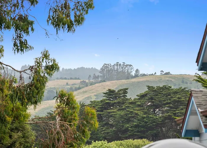 Montara Penthouse Elevated Comfort Above Downtown Half Moon Bay
